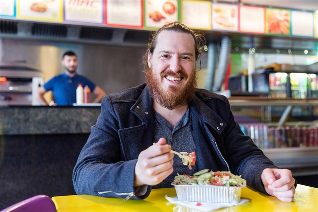 Picture of Pat eating a kapsalon